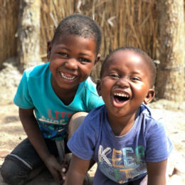 Lachende kinderen tijdens rondreis in Botswana