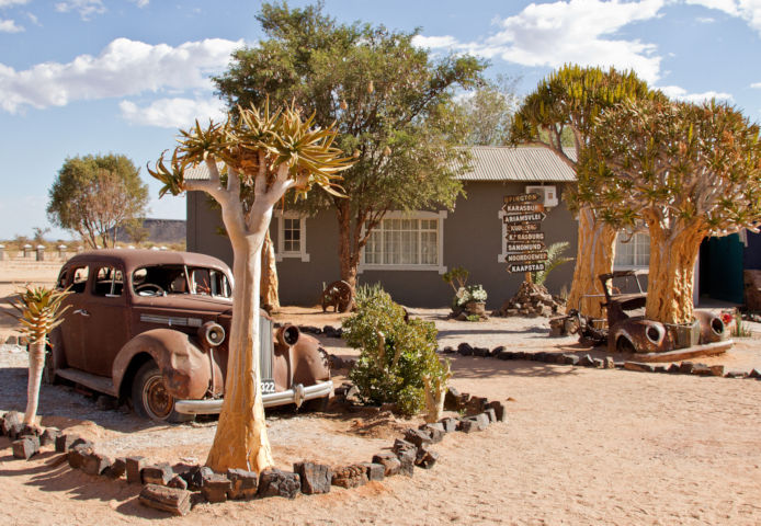 Oude auto's onderweg in Namibië