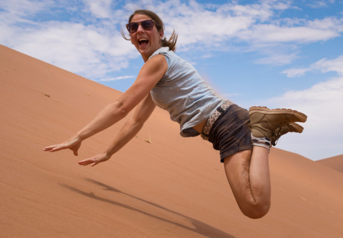 Ga sandboarden in de duinen tijdens een rondreis door Namibië.
