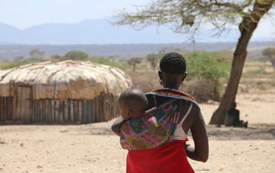 Vrouw met baby tijdens culturele reis Kenia