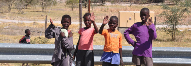 Kinderen langs de weg in Afrika