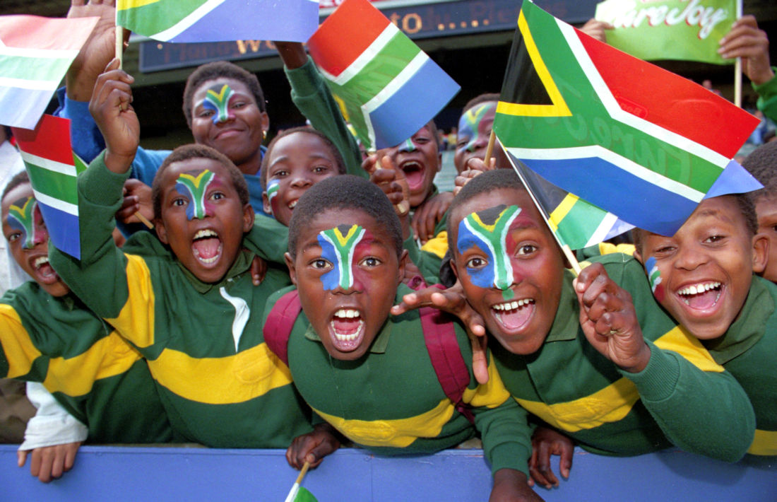 Kinderen met vlag Zuid-Afrika