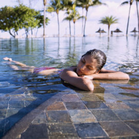 Luieren bij het zwembad van luxe resort op Mauritiius