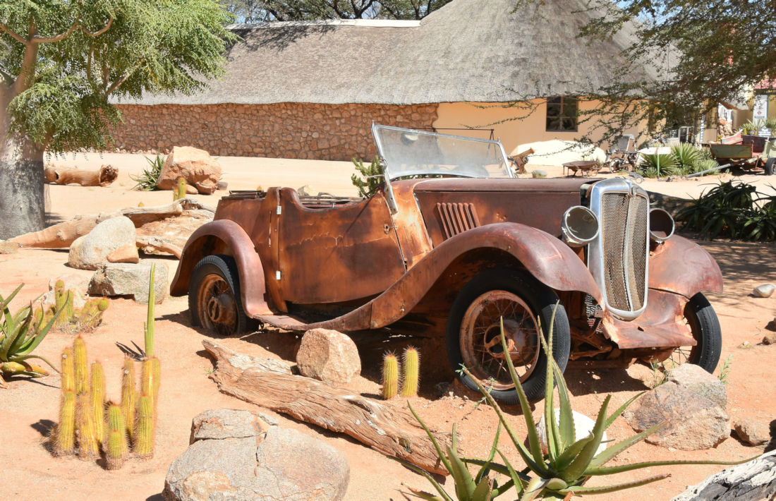 Oude auto bij Solitaire in Namibie