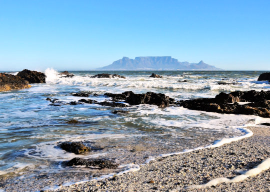 Strand met uitzicht op Tafelberg bij Kaapstad