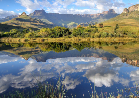 Uitzicht op bergen van het Royal Natal National Park in Zuid Afrika