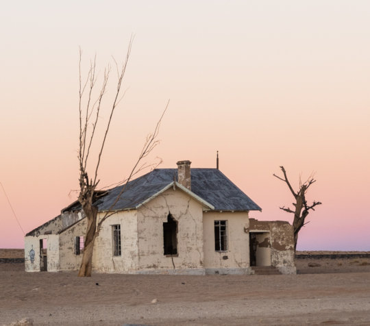 Verlaten huis in de omgeving van Kolmanskop in Namibië