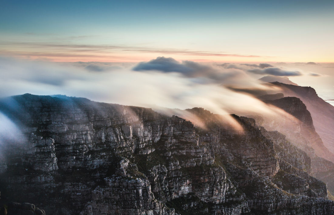 Wolkendek bovenop Tafelberg in Zuid Afrika