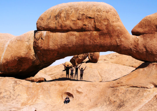 Beklimming van rotsen bij Spitzkoppe tijdens groepsreis door Namibië