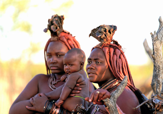 Himba vrouwen met baby in Namibië