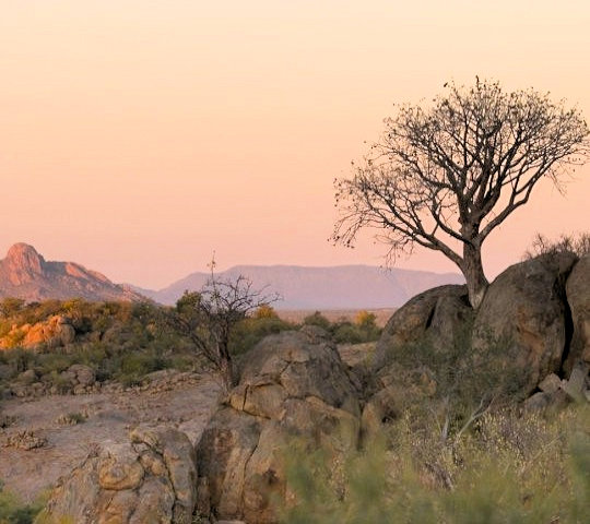 Landschap in Erongo tijdens huwelijksreis Namibie