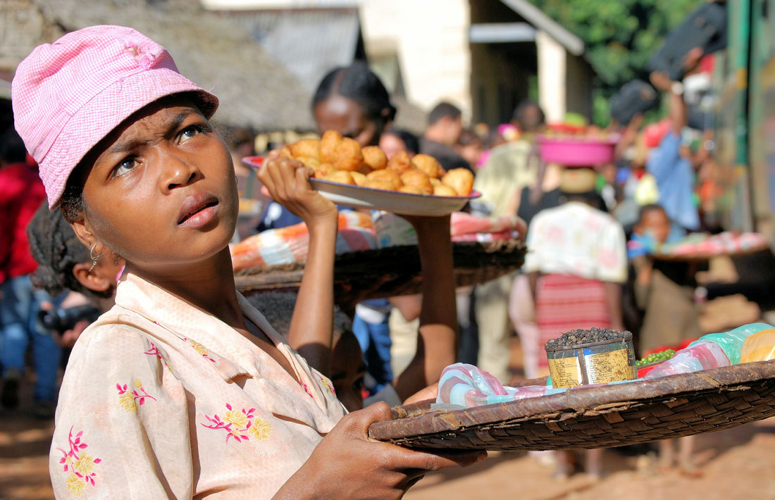 Meisje op Analakely Markt in Antananarivo