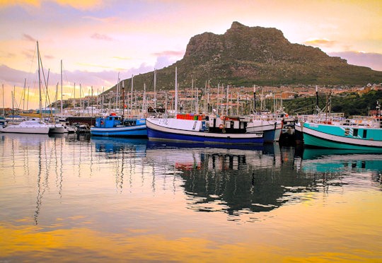 Visserboten bij Houtbaai in Kaapstad