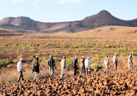 Wandeling in Palmwag reservaat tijdens reis door Namibie