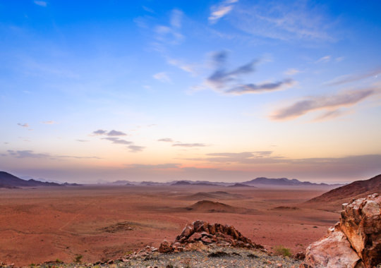 Weids woestijnlandschap onderweg bij groepsreis door Namibie