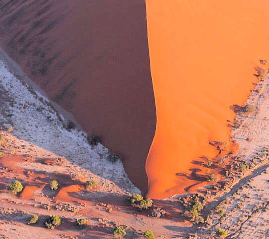 Zandduin in Namibie tijdens groepsreis van Windhoek naar Zimbabwe