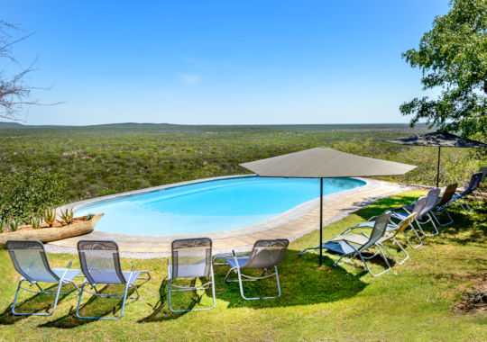 Zwembad bij Etosha Safari Lodge bij reis van Windhoek naar Kaapstad