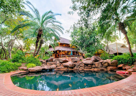 Zwembad bij Lokuthulu Lodge bij Victoria Falls