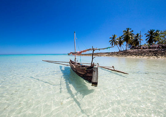 Bootje aan het strand op Madagascar