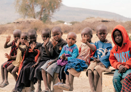 Kinderen onderweg tijden safari rondreis door Tanzania