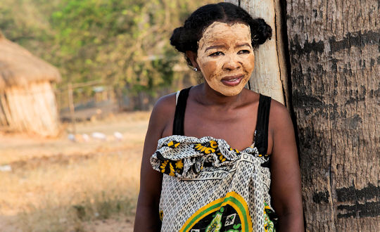 Vrouw met beschilderd gezicht op Madagascar