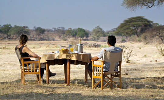 Ontbijt tijdens huwelijksreis in Tanzania