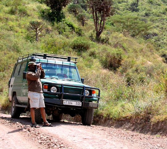 Safari voertuig bij groepsreis in Kenia en Tanzania