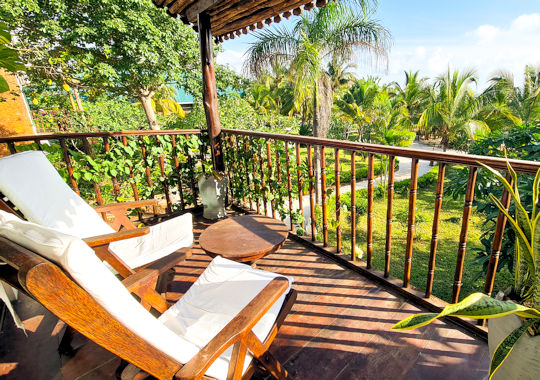 Balkon van garden view kamer bij The Zanzibari hotel