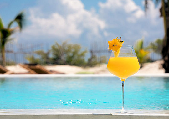 Cocktail aan het zwembad bij Mwezi Zanzibar