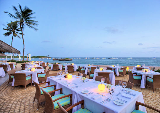 Diner aan het strand bij luxe strand reis Kenia