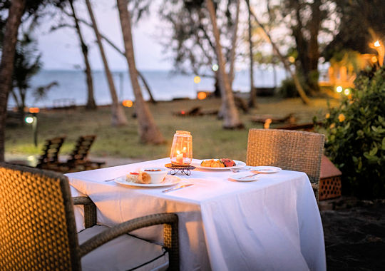 Diner bij kaarslicht bij Severin Sea Lodge in Kenia