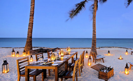 Diner op het strand bij Blue Bay Resort op Zanzibar