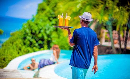 Drankjes aan zwembad strandvakantie Zanzibar