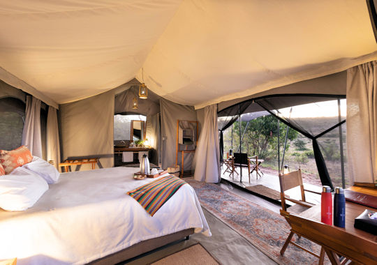 Interieur luxe tent bij Wilderness Camp in Kenia
