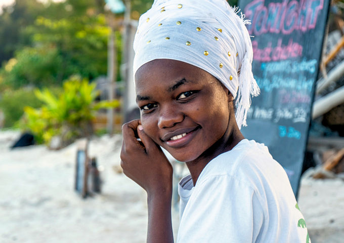 Meisje aan het strand op Zanzibar