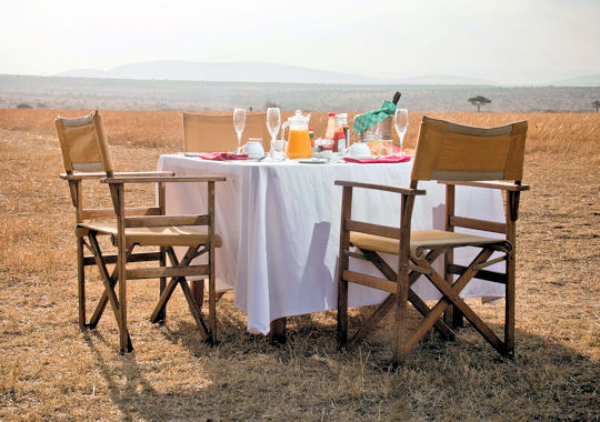 Romantisch ontbijt in de natuur bij huwelijksreis in Kenia