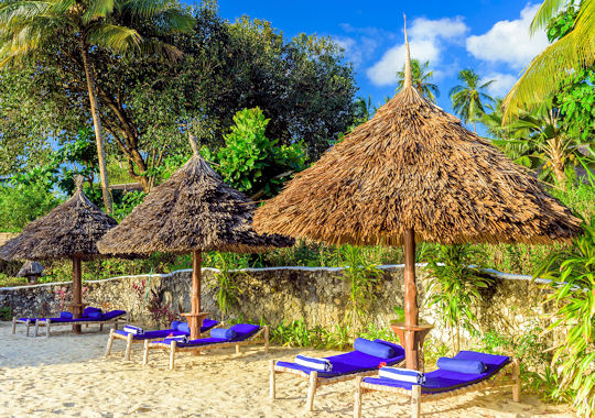 strandbedjes tijdens strandvakantie op Zanzibar Zanzi resort