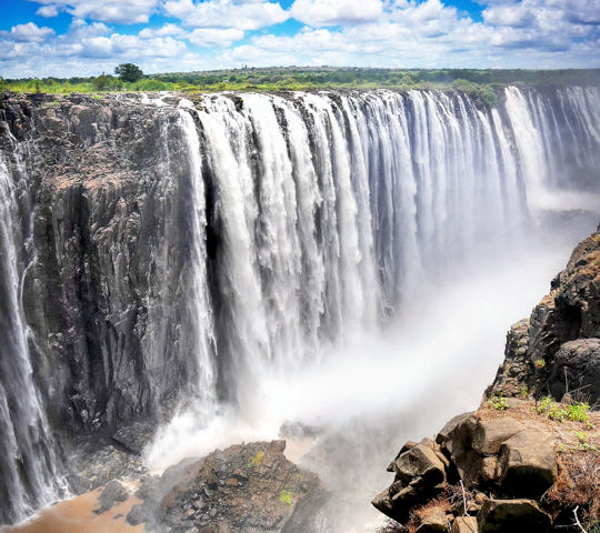 Bezoek aan de Victoria watervallen tijdens groepsreis naar Botswana en Zimbabwe