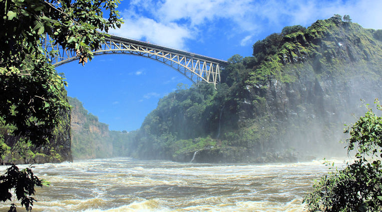 Brug over de Victoriawatervallen in Zimbabwe