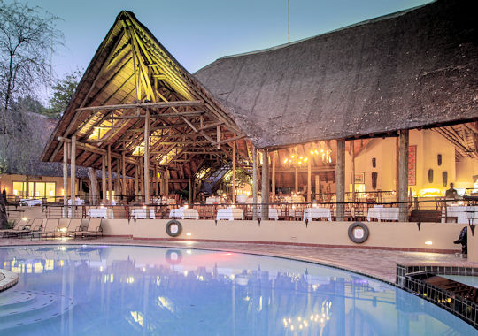 Chobe Safari Lodge zwembad tijdens groepsreis in Botswana