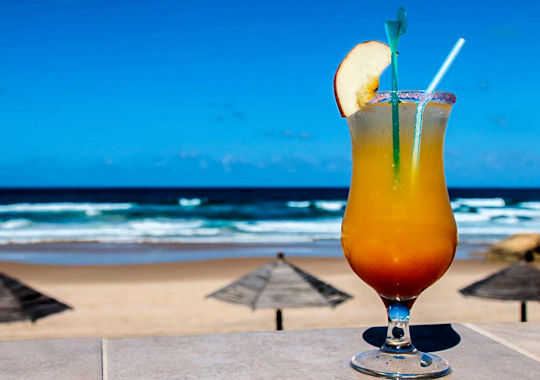 Cocktail aan het strand tijdens reis in Mozambiqe