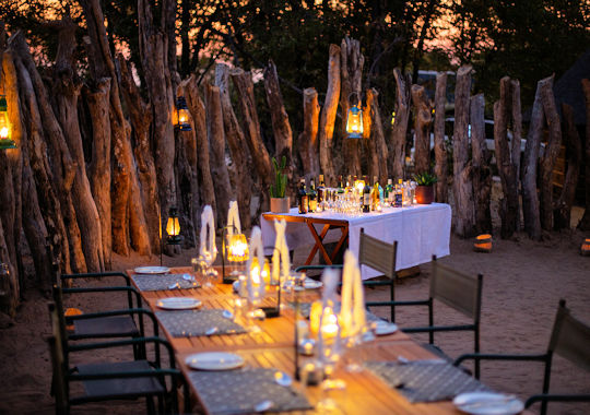 Diner bij kaarslicht tijdens safari reis in Botswana