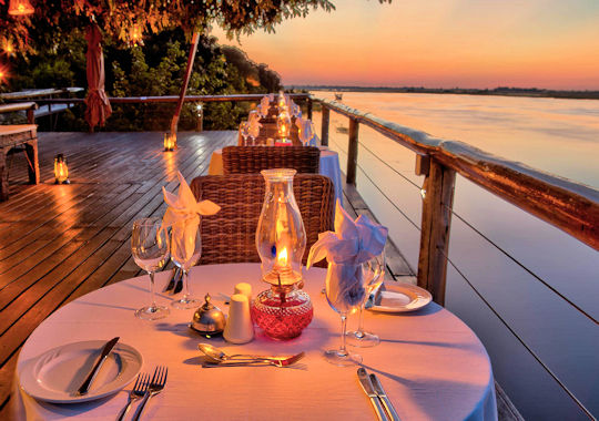 Dineren langs de Chobe rivier tijdens safari vakantie Botswana