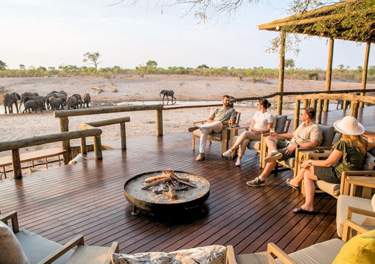 Gezellig samenzijn met uitzicht op drinkende olifanten in Botswana