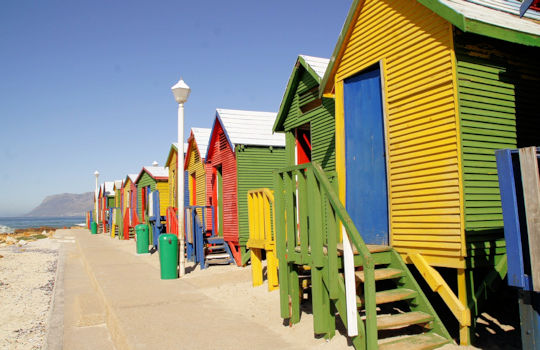 Huisjes aan het strand bij Kaapstad tijdens familiereis Zuid Afrika