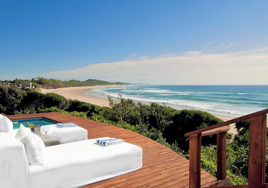 Privé dek bij suite van White Pearl resort in Mozambique