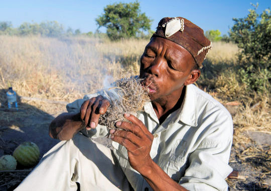 San bushman tijdens culturele excursie in Botswana