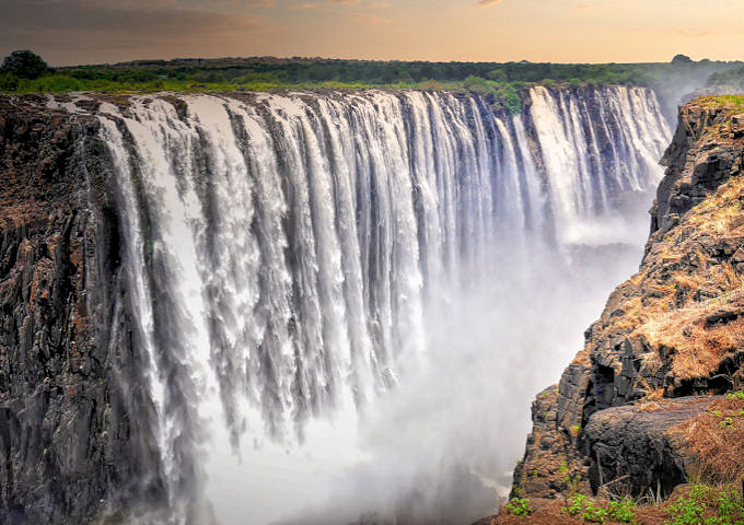 Uitzicht op de Victoria watervallen in Zimbabwe