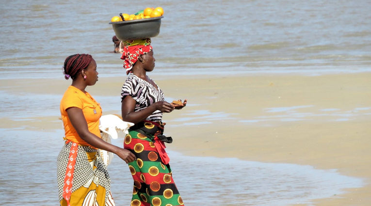 Vrouwen op het strand van Vilanculos in Mozambique strandvakantie