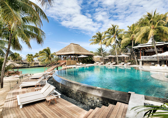 Zwembad bij Paradise Cove hotel Mauritius strandvakantie